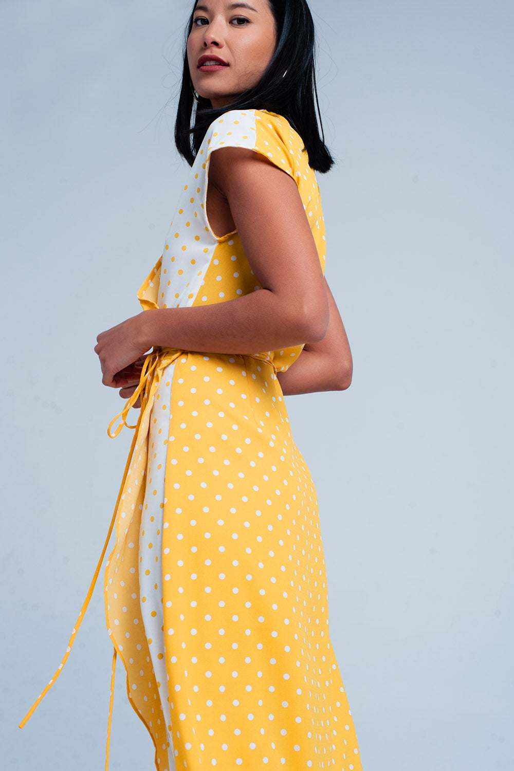 Vestido cross midi amarelo com estampa de bolinhas
