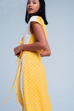 Vestido cross midi amarelo com estampa de bolinhas