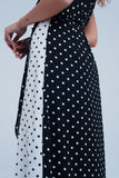 Vestido cross midi negro com estampa de bolinhas