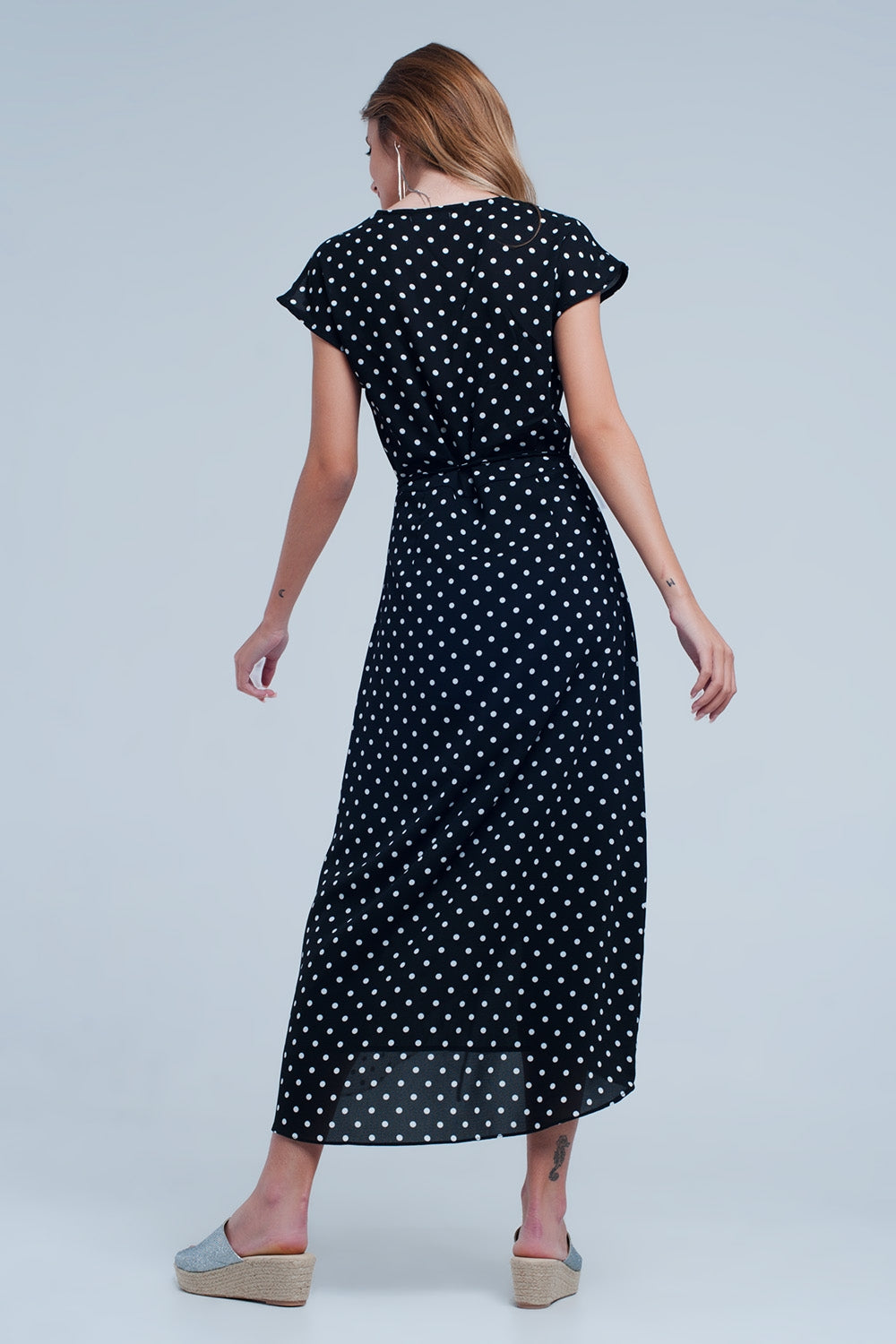 Vestido cross midi negro com estampa de bolinhas