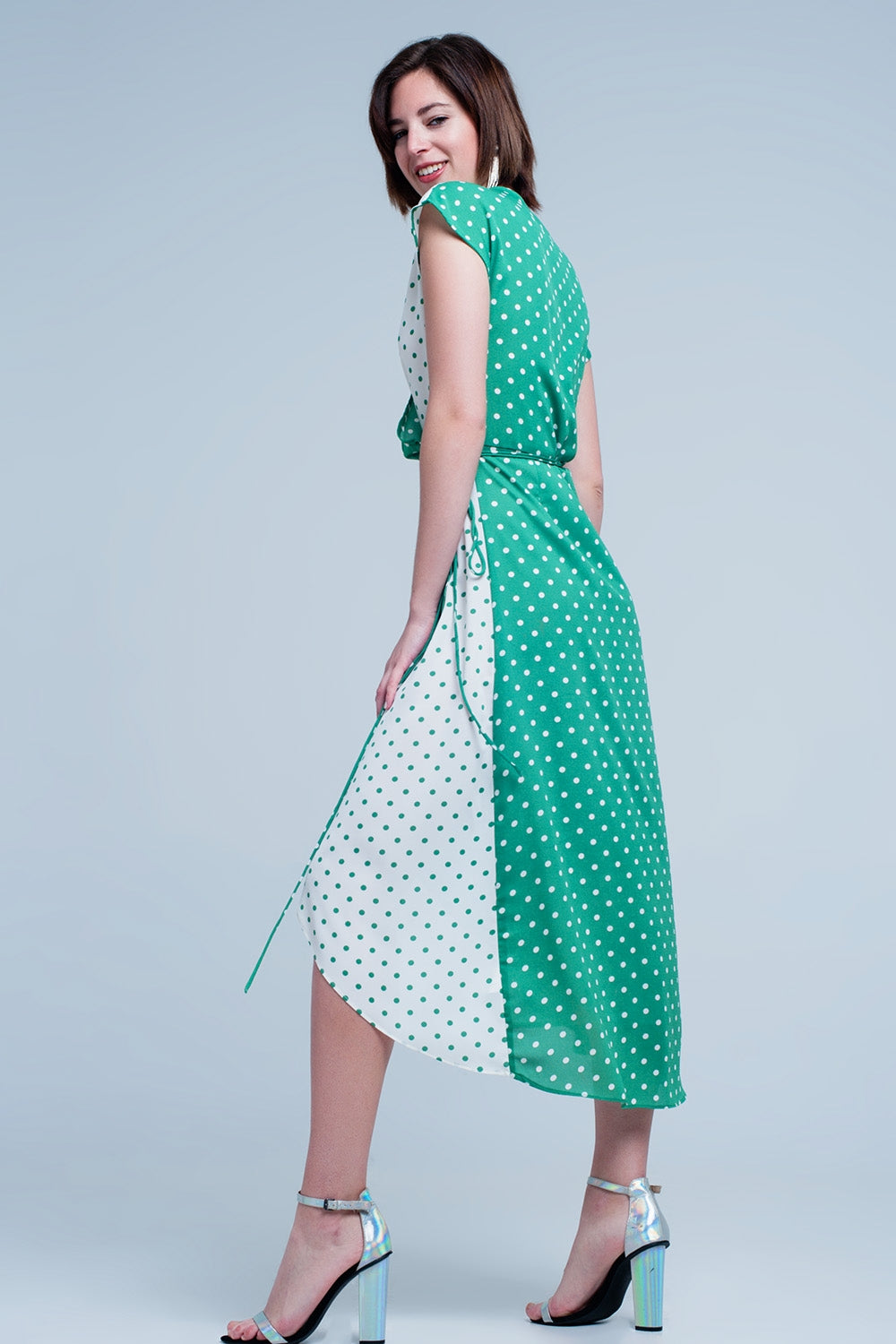 Vestido cross midi verde com estampa de bolinhas