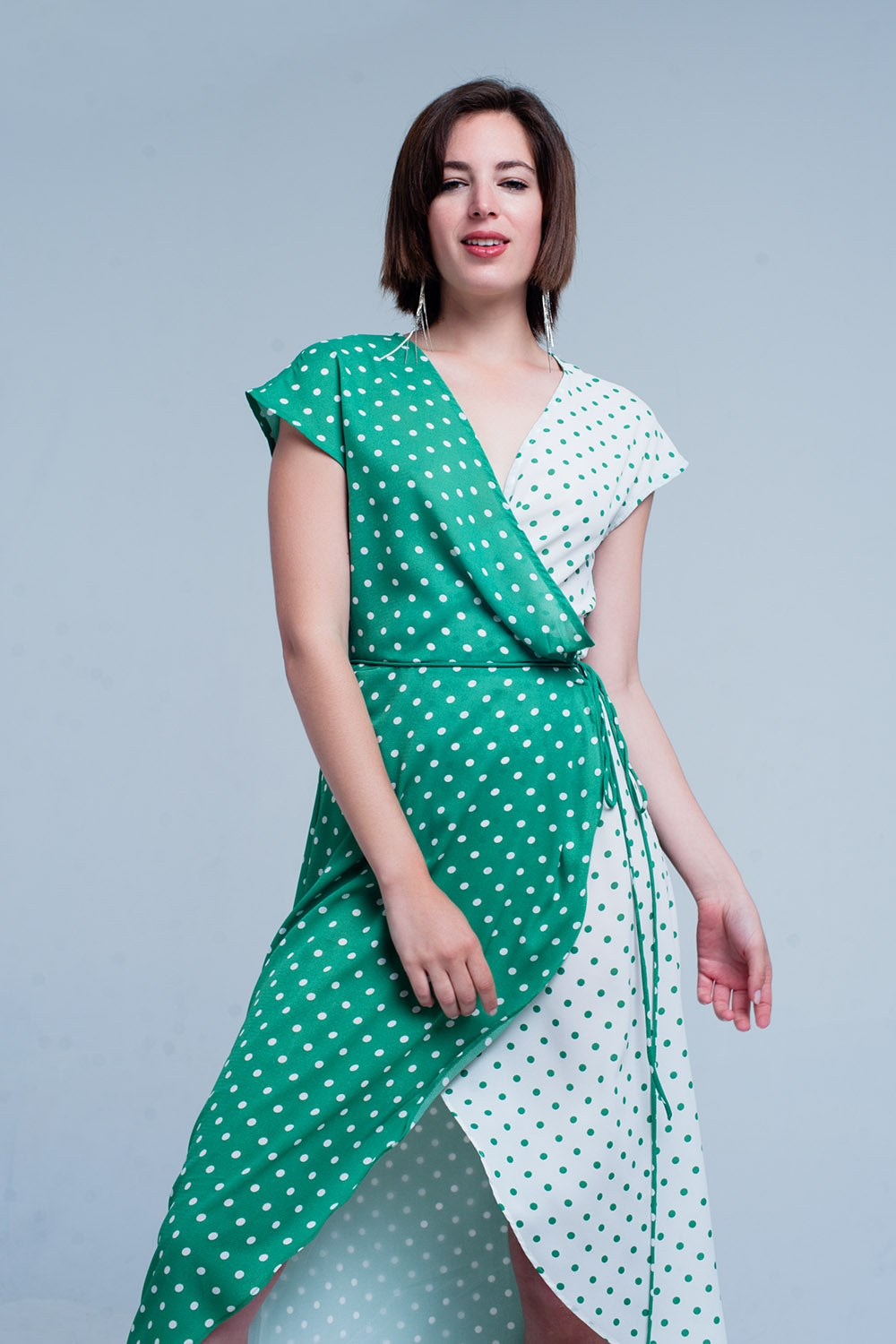 Vestido cross midi verde com estampa de bolinhas