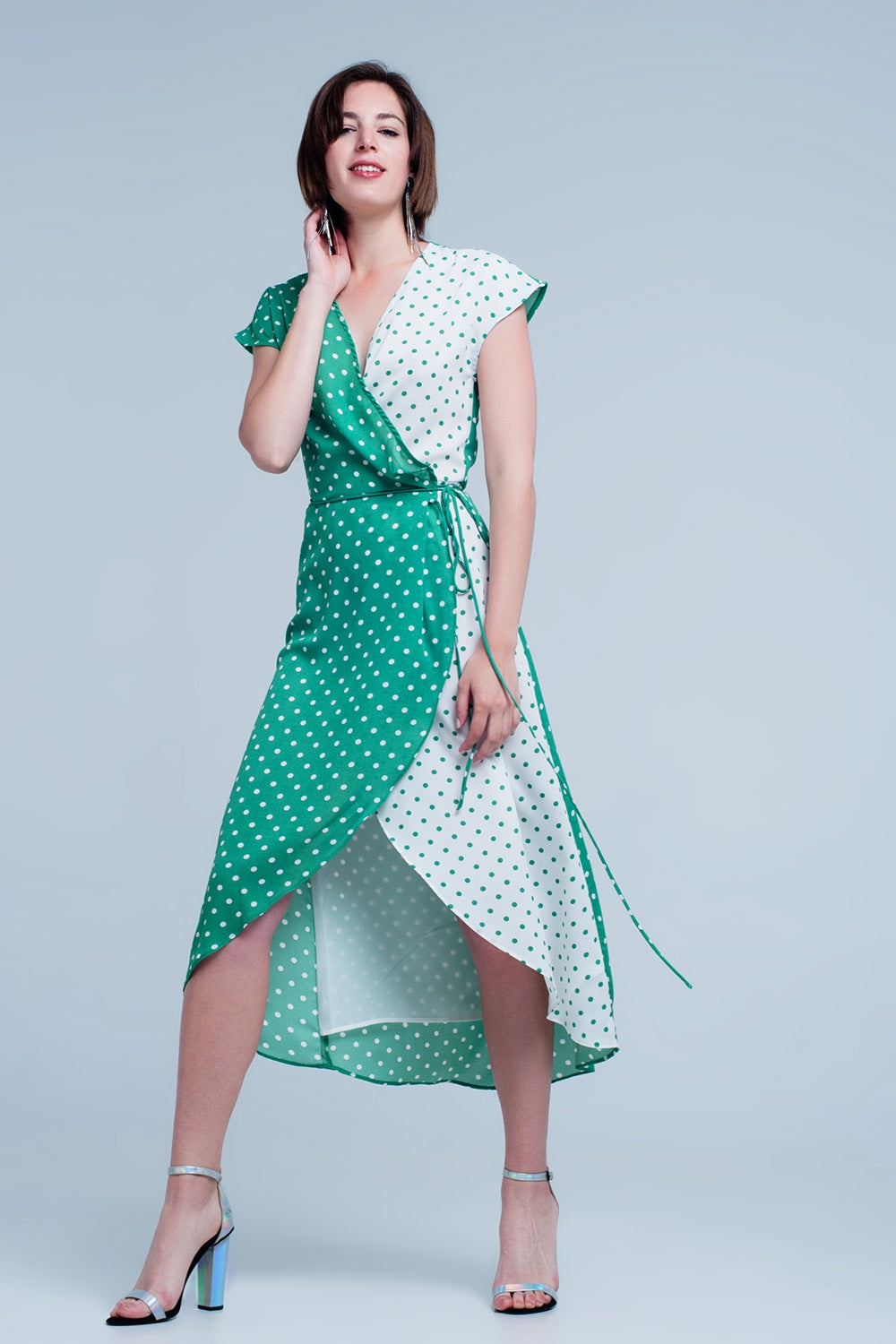 Vestido cross midi verde com estampa de bolinhas