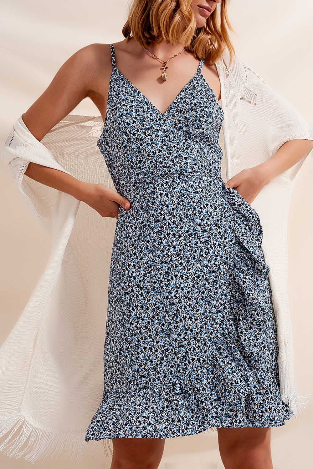 Vestido cruzado com rufos e estampado floral azul