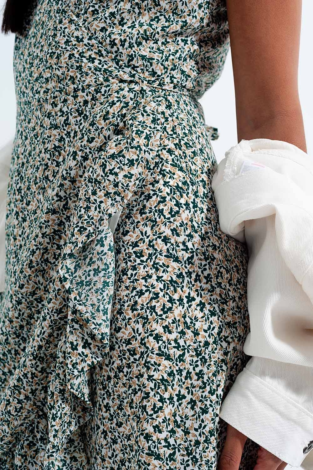 Vestido cruzado com rufos e estampado floral verde