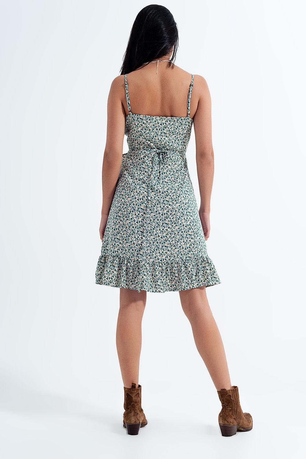 Vestido cruzado com rufos e estampado floral verde