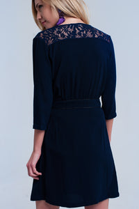 Vestido cruzado marinho com rendas