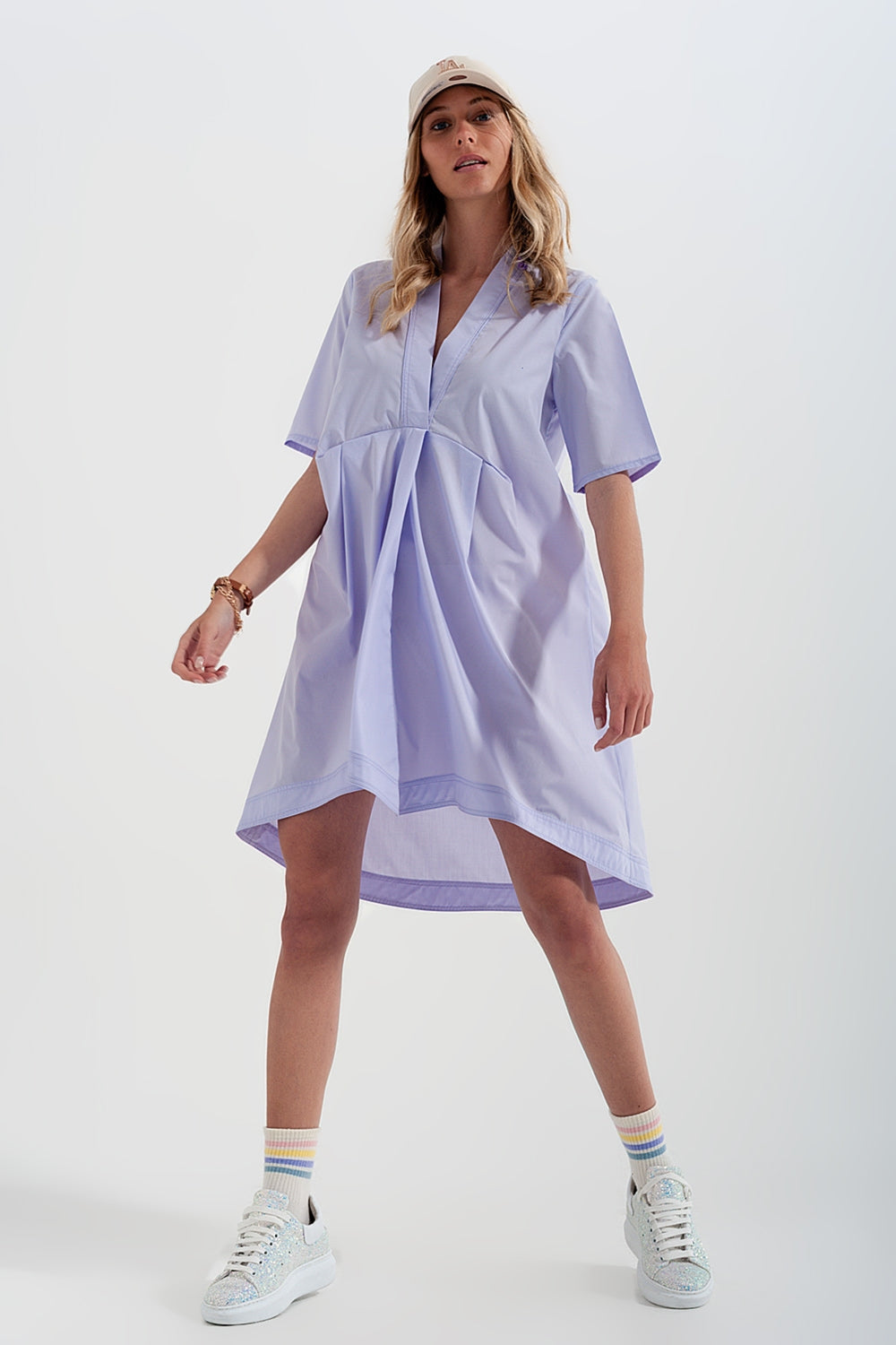 Vestido curto amplo em cor lilás com divisões