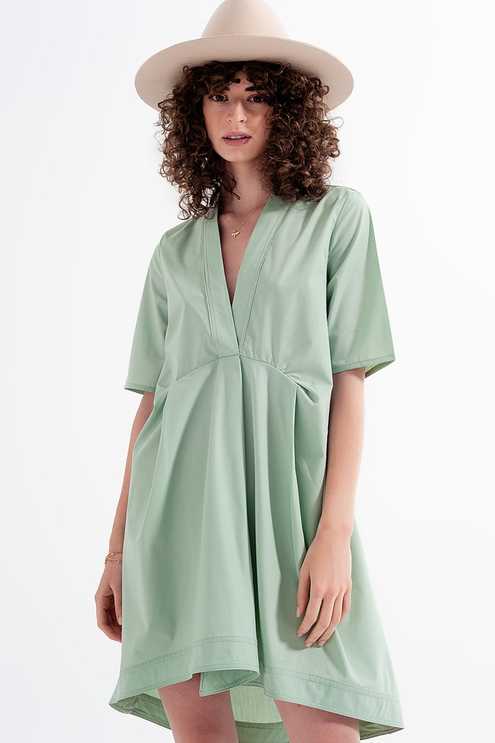 Vestido curto amplo em cor verde com divisões