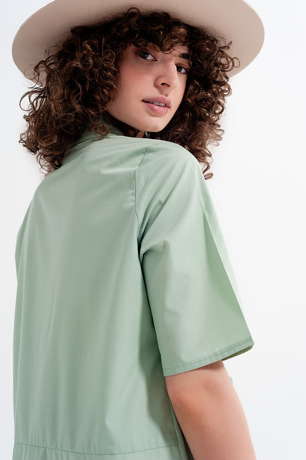 Vestido curto amplo em cor verde com divisões