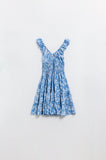 Vestido curto azul com estampado floral branco e cintura elástica