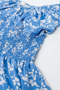 Vestido curto azul com estampado floral branco e cintura elástica