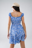 Vestido curto azul com estampado floral branco e cintura elástica