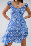 Vestido curto azul com estampado floral branco e cintura elástica