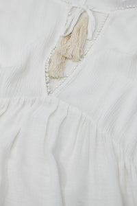 Vestido curto branco Boho com mangas compridas e pormenores com pregas