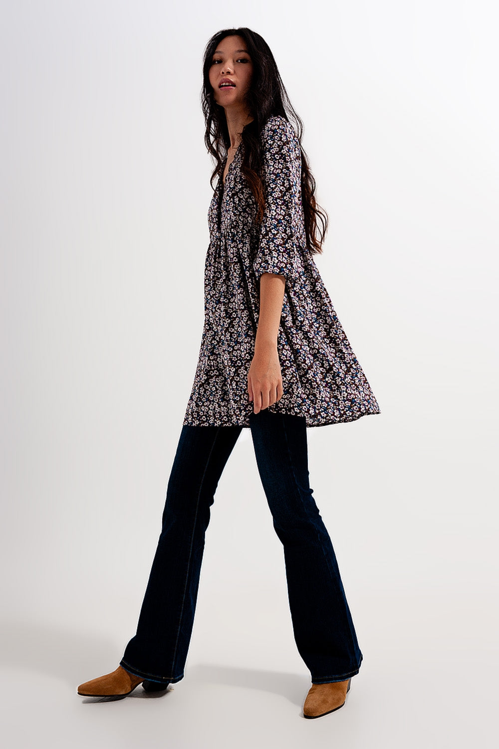 Q2 Vestido curto castanho com estampado de flores e botões