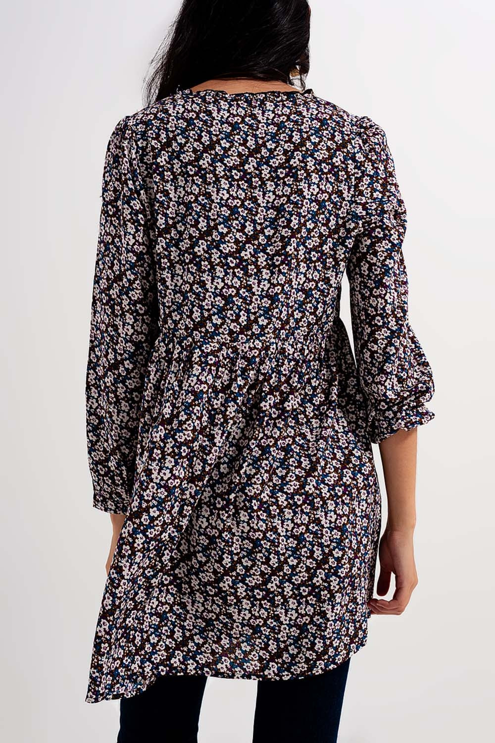 Vestido curto castanho com estampado de flores e botões