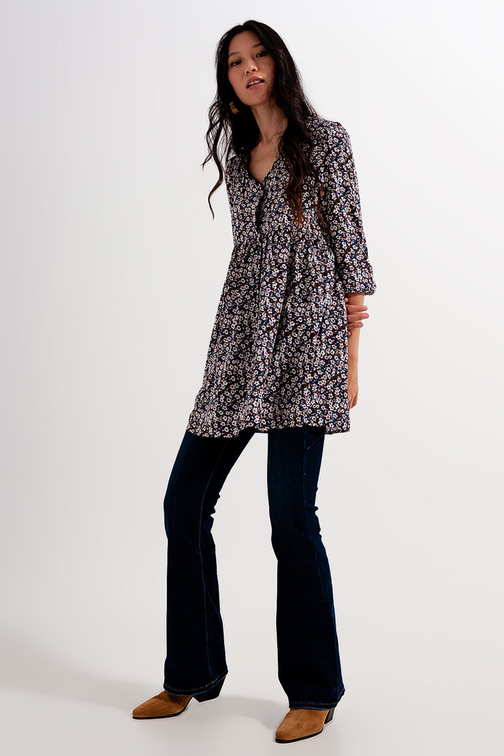 Vestido curto castanho com estampado de flores e botões