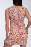 Vestido curto colhido com flores múltiplas