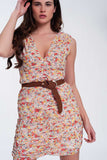 Vestido curto colhido com flores múltiplas