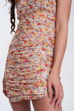 Vestido curto colhido com flores múltiplas