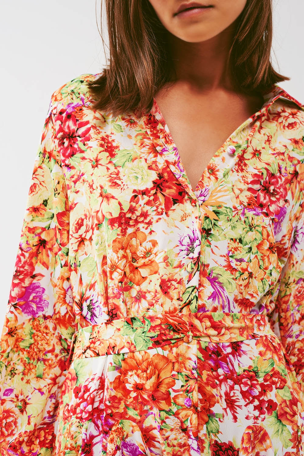 Vestido curto com babados em estampa floral multicolorida