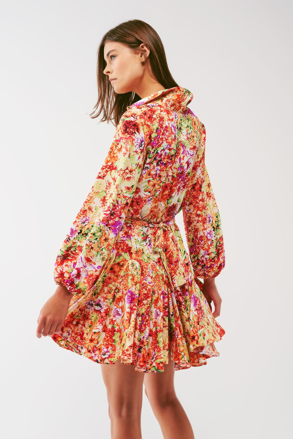 Vestido curto com babados em estampa floral multicolorida