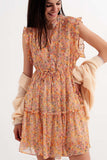 Vestido curto com bordas desbotadas e flores estilo vintage em coral