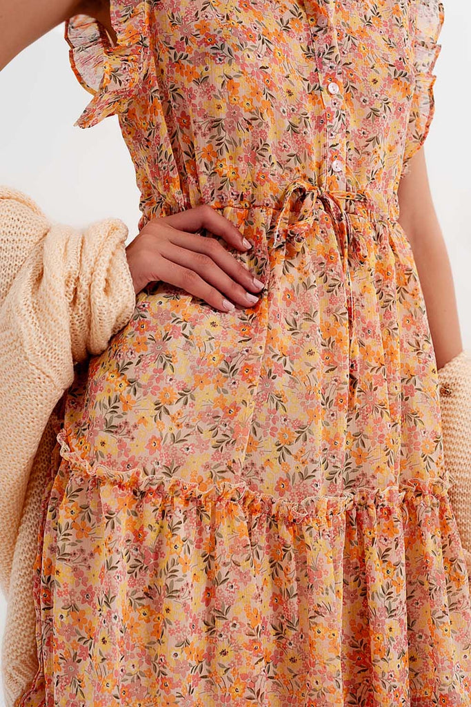 Vestido curto com bordas desbotadas e flores estilo vintage em coral