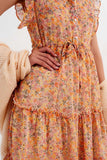 Vestido curto com bordas desbotadas e flores estilo vintage em coral