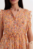 Vestido curto com bordas desbotadas e flores estilo vintage em coral