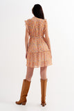Vestido curto com bordas desbotadas e flores estilo vintage em coral
