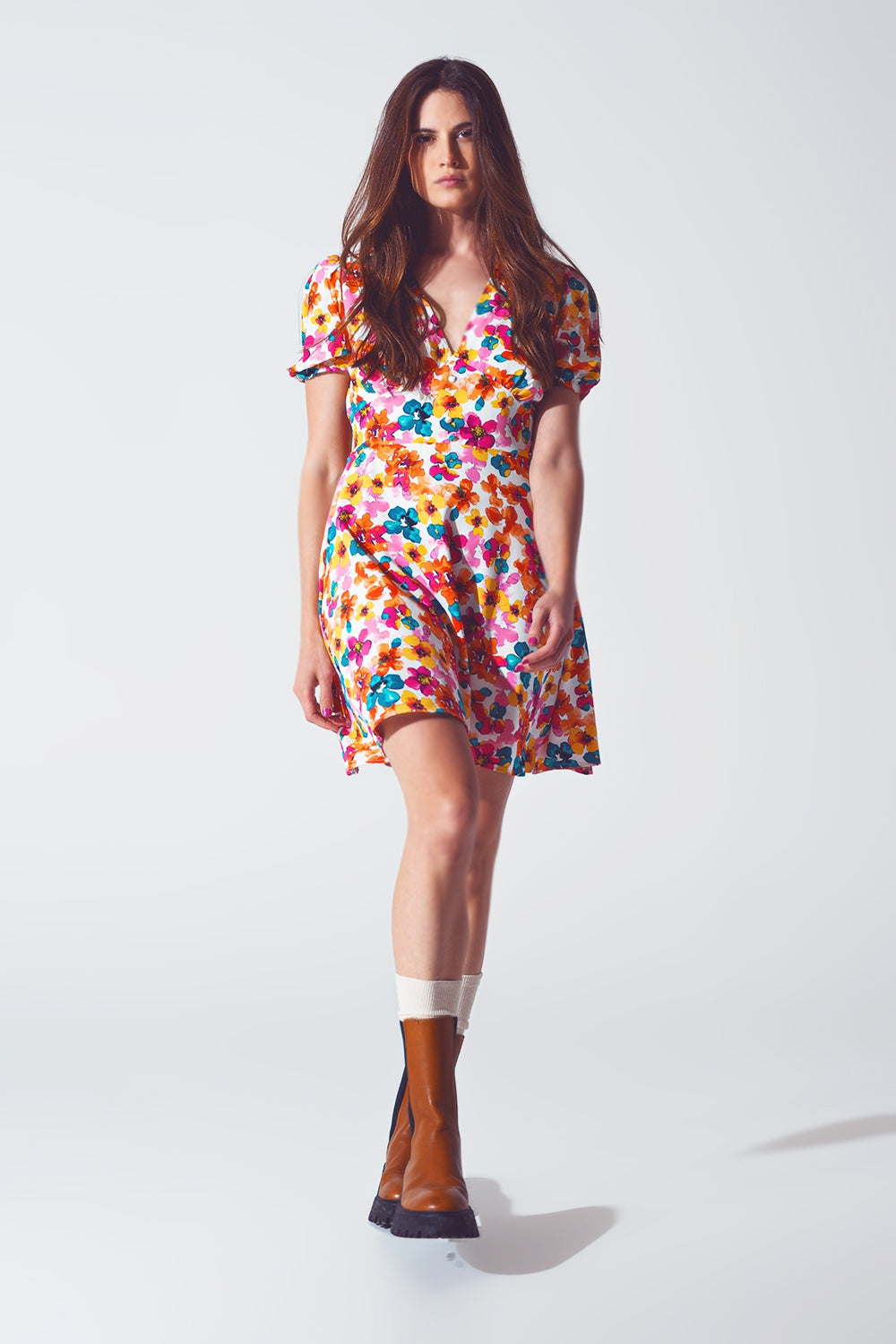 Q2 Vestido curto com cintura franzida em estampa floral multicolorida