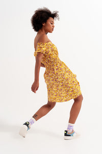 Vestido curto com decote Bardot e detalhe de rufos com estampa floral amarela