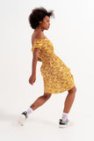 Vestido curto com decote Bardot e detalhe de rufos com estampa floral amarela