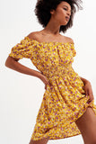 Vestido curto com decote Bardot e detalhe de rufos com estampa floral amarela