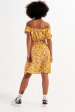Vestido curto com decote Bardot e detalhe de rufos com estampa floral amarela