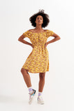 Vestido curto com decote Bardot e detalhe de rufos com estampa floral amarela