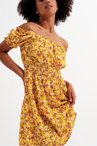 Vestido curto com decote Bardot e detalhe de rufos com estampa floral amarela