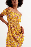 Vestido curto com decote Bardot e detalhe de rufos com estampa floral amarela