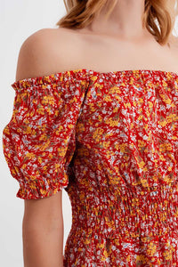 Vestido curto com decote Bardot e detalhe de rufos com estampa floral vermelho