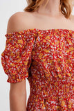 Vestido curto com decote Bardot e detalhe de rufos com estampa floral vermelho