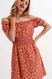 Vestido curto com decote Bardot e detalhe de rufos com estampa floral vermelho