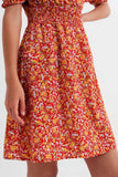 Vestido curto com decote Bardot e detalhe de rufos com estampa floral vermelho