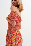 Vestido curto com decote Bardot e detalhe de rufos com estampa floral vermelho