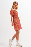 Vestido curto com decote Bardot e detalhe de rufos com estampa floral vermelho