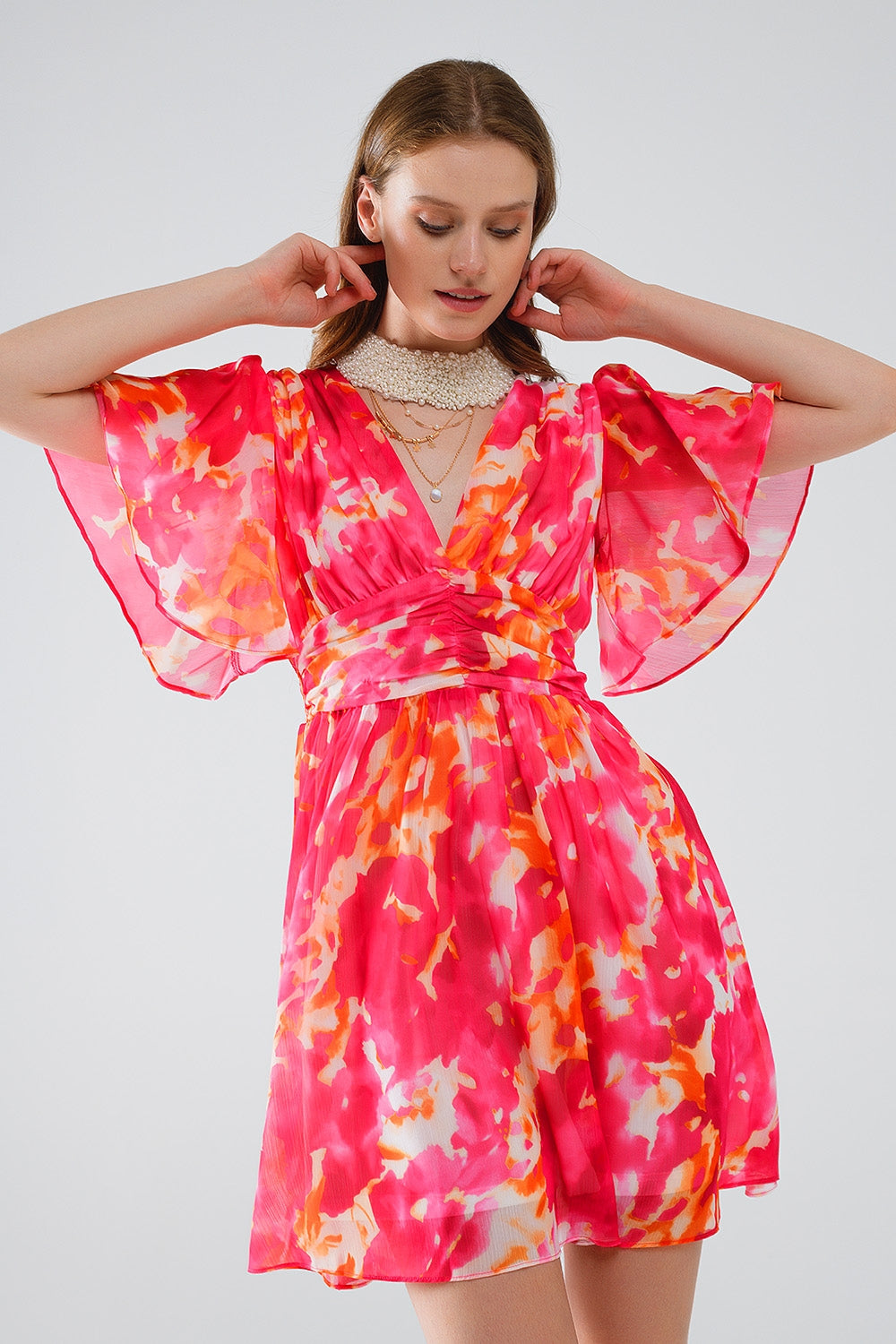 Q2 Vestido curto com decote em V com estampado abstrato em rosa e branco