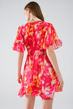 Vestido curto com decote em V com estampado abstrato em rosa e branco