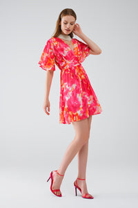 Vestido curto com decote em V com estampado abstrato em rosa e branco