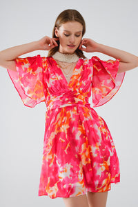 Q2 Vestido curto com decote em V com estampado abstrato em rosa e branco